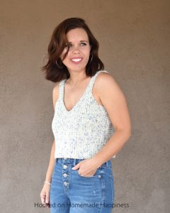 Crop Tank Top Crochet Pattern - The Crop Tank Top Crochet Pattern is made as one entire piece with very little sewing! Making (almost) no sew garments is my new favorite thing and this one fits right in.